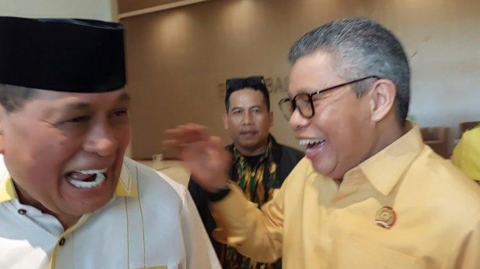 GOLKAR SULSEL- Nurdin Halid dan Taufan Pawe tertawa bersama sebelum meninggalkan kegiatan silaturahmi kader Golkar se-Sulsel di Hotel Gammara, Jl Metro Tanjung Bunga, Makassar, Sabtu (21/5/2025) siang.