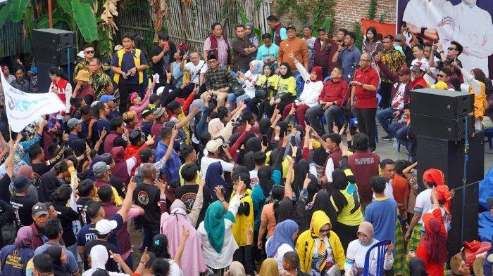 Suasana kampanye pasangan calon Wali Kota dan Wakil Wali Kota Makassar, Munafri Arifuddin dan Aliyah Mustika Ilham Aliyah di Lapangan Maccini Sombala, Kecamatan Tamalate, Kota Makassar, Jumat (1/11/2024) sore.