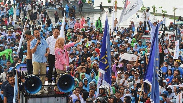 suasana kampanye akbar pasangan nomor urut 2 itu di Lapangan Tugu MNEK, Pantai Losari, Minggu (17/11/2024).