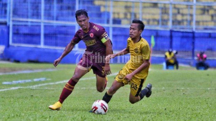 Kapten PSM Zulkifli Syukur ketika berduel dengan pemain Bhayangkara Solo FC dalam penyisihan Grup B Piala Menpora 2021 di Stadion Kanjuruhan, Malang, Maret 2021. PSM membawa 22 pemain menghadapi PSIS Semarang.