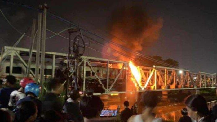 Detik-detik kecelakaan kereta api KA Brantas jurusan Jakarta - Blitar di Semarang, Jawa Tengah, Selasa (18/7/2023). Kereta api tersebut menabrak sebuah truk trailer di jembatan Jalan Madukoro, Semarang, sekitar pukul 19.15 WIB.