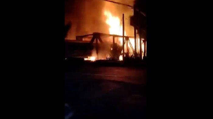 Detik-detik kecelakaan kereta api KA Brantas jurusan Jakarta - Blitar di Semarang, Jawa Tengah, Selasa (18/7/2023). Kereta api tersebut menabrak sebuah truk trailer di jembatan Jalan Madukoro, Semarang, sekitar pukul 19.15 WIB.