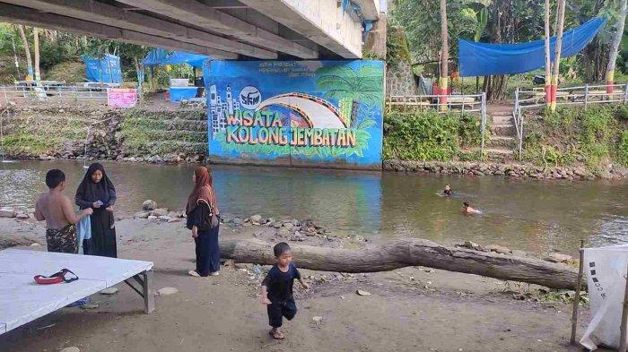 Pengunjung menikmati Wisata Kolong Jembatan di Kelurahan Sakuli, Kecamatan Latambaga, Kab Kolaka, Sultra, Kamis (10/4/2025). Dikelola secara swadaya oleh Komunitas Sakuli Kampung Metal (SKM), destinasi ini menghadirkan suasana alam yang asri di tengah kota.