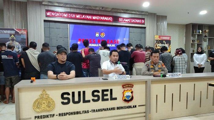 Dirkrimum Polda Sulsel Kombes Pol Jamaluddin Farti dan Kabid Humas merilis penggerebekan judi sabung ayam di Torut, berlangsung di Mapolda Sulsel, Jl Perintis Kemerdekaan, Makassar, Senin (1/4/2024) siang.