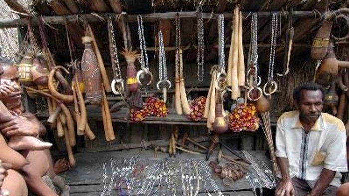 Walau koteka masih menjadi souvenir favorit bagi wisatawan yang berkunjung ke Papua, di lembah Baliem masih banyak pilihan lain seperti kalung manik, tempat air dari labu sampai dengan kapak batu yang mash asli.