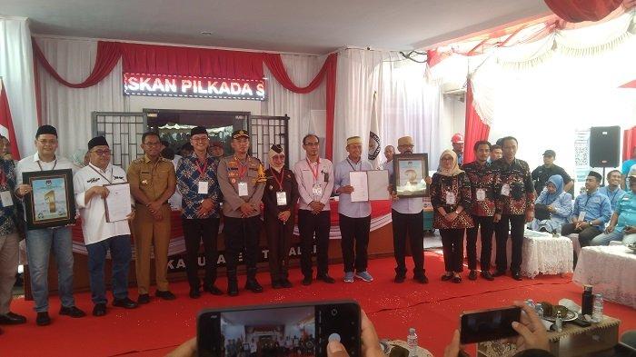 Pencabutan Nomor Urut di Halaman Depan Kantor KPU Takalar. Hasilnya, Firdaus-Hengky 1, Syamsari-Nojeng 2.