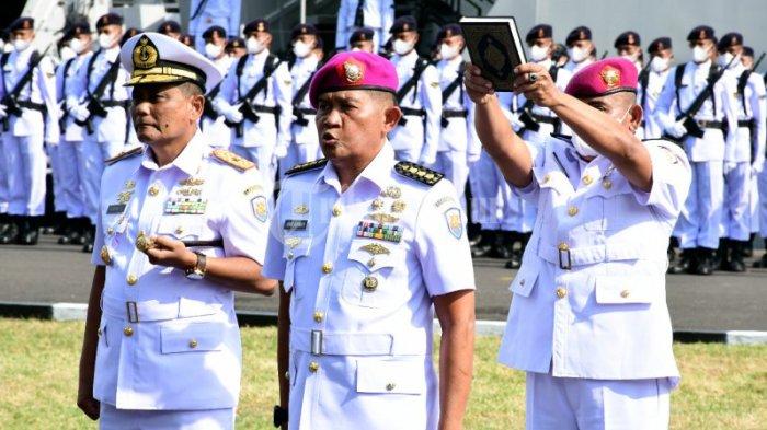 Kolonel Marinir Amir Kasman (tengah) mengikuti proses pengambilan sumpah jabatan yang didampingi Laksamana Pertama TNI Dr. Benny Sukandari (kiri) saat acara serah Terima Jabatan (Sertijab) Komandan Pangkalan Utama TNI AL VI yang berlangsung di Dermaga Layang Mako Lantamal VI Makassar, Senin (19/9/2022). Pimpinan pemegang Tongkat Komando Lantamal VI Makassar resmi berganti yang sebelumnya dijabat oleh Laksamana Pertama TNI Dr. Benny Sukandari kini berganti kepada Kolonel Marinir Amir Kasman. Upacara ini dipimpin langsung oleh sumpah bersama Panglima Koarmada (Pangkoarmada) II Laksamana Muda TNI Dr. T.S.N.B. Hutabarat