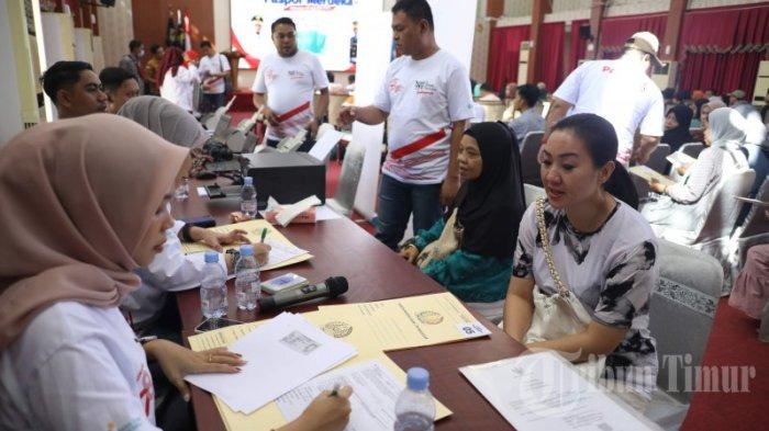 Sejumlah warga mengikuti layanan paspor oleh Kantor Imigrasi Kelas 1 TPI Makassar yang berlangsung di Rujab Gubernur Sulsel, Jl Jend Sudirman, Sabtu (5/8/2023). Layanan paspor merdeka ini digelar dalam rangka memperingati Hari Kementrian Hukum dan HAM (Kemenkumham) ke 78 dan Hari jadi Sulsel ke 354. Dalam layanan paspor merdeka, Kantor Imigrasi Kelas 1 TPI Makassar menyediakan 200 kuota.