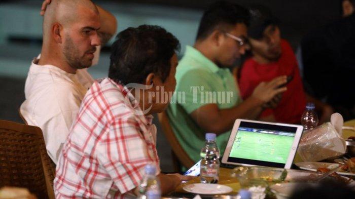 Founder Bosowa Aksa Mahmud menyaksikan pertandingan PSM Makassar melawan Bali United lewat tab iphone disela menjamu makan malam sejumlah pemain dan manajemen PSM Makassar di tepi Pantai Indah Bosowa Jl Metro Tanjung Bunga, Makassar, Sabtu (30/7/2022)