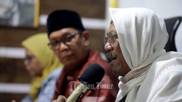Syekh Sayyid Abd Rahim Assegaf (kanan) melakukan Pengumuman pengunduran diri dari Pengurus Besar Nahdlatul Ulama (PBNU) dihadapan wartawan yang disampaikan dari Rahim Assegaf (Ras) Center, Jl Baji Bicara, Makassar, Selasa (10/12/2024) siang. Puang Makka mengundurkan diri dari Mustasyar PBNU, dengan alasan kesehatan, kegiatan keluarga, dan faktor usia. Namun, komitmennya pada NU tetap kuat.