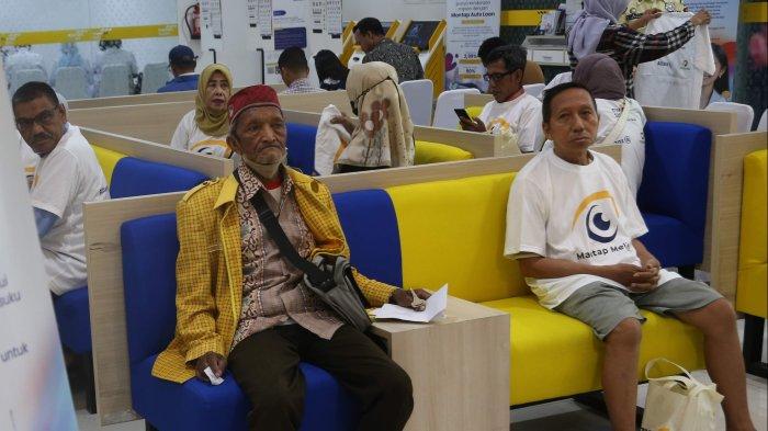 Sejumlah lansia mengurus jaminan sosial. Kesejahteraan lansia diatur melalui UU.