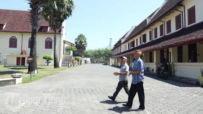 Direktur Pemberitaan Tribun Network, Febby Mahendra Putra (kanan) saat mengunjungi Benteng Rotterdam yang terletak di Jl Ujung Pandang, Bulo Gading, Kec. Ujung Pandang. Makassar, Rabu (26/7/2023). Selain sebagai tempat bersejarah, benteng ini juga pernah digunakan sebagai penjara untuk penentang Belanda. Salah satu pahlawan nasional, Pangeran Diponegoro, pernah dipenjara di sini pada tahun 1833 setelah ditangkap dalam perundingan dengan pihak Belanda.