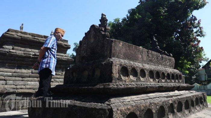 Direktur Pemberitaan Tribun Network, Febby Mahendra Putra mengunjungi Kompleks Makam Raja-Raja Tallo yang terletak di Jl Sultan Abdullah, Tallo Tua, Kec Tallo, Makassar, Rabu (26/7/2023). Kompleks makam ini merupakan tempat Raja-raja Tallo dimakamkan mulai Abad XVII sampai dengan abad XIX. Bentuk bangunan makam-makam kuno pada kompleks makam ini mirip konstruksi candi dan terdapat beberapa ragam hias yakni berupa hiasan tumbuhan-tumbuhan, sulur-suluran daun, dan seni kaligrafi (huruf Arab).