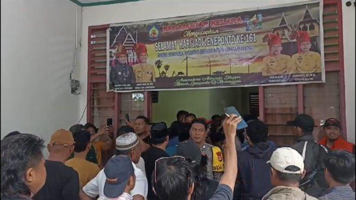 Suasana keributan di Kantor Camat Kelara, Kabupaten Jeneponto, Sulawesi Selatan (Sulsel), Minggu (1/12/2024).Massa menuntut penghentian sementara rekap suara akibat dugaan pelanggaran.