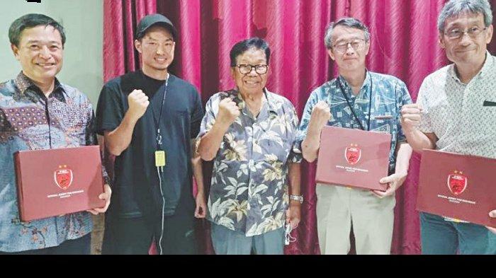 Penyerang PSM Makassar Kenzo Nambu (baju hitam) mengepal tangan bersama Pendiri Bosowa M Aksa Mahmud, President and CEO Kanden Power-Tech Corporation Hiroshi Nakajima (dua dari kanan), Chief International Business Development Kanden Power -Tech Corporation Hiroyuki Yomori, dan Manager International Business Development Kanden Power-Tech Corporation Masayashi Yamashita usai makan malam bersama dan penyerahan jersey PSM di Makassar, Minggu (26/11/2023) malam. Kenzo kaget bisa bertemu dengan bos salah satu raksasa perusahaan listrik yang sangat terkenal di Jepang itu.