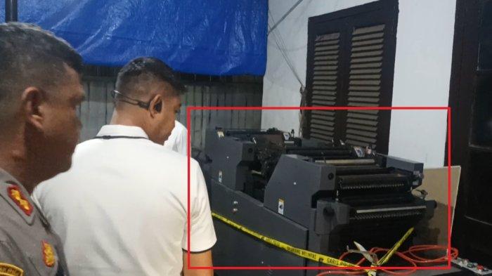 Kapolres Gowa, AKBP Reonald Simanjuntak saat menunjukkan barang bukti mesin pencetak uang palsu di Polres Gowa Jl Syamsuddin Tunru, Kecamatan Somba Opu, Gowa, Sulsel, Senin (16/12/2024) malam.
