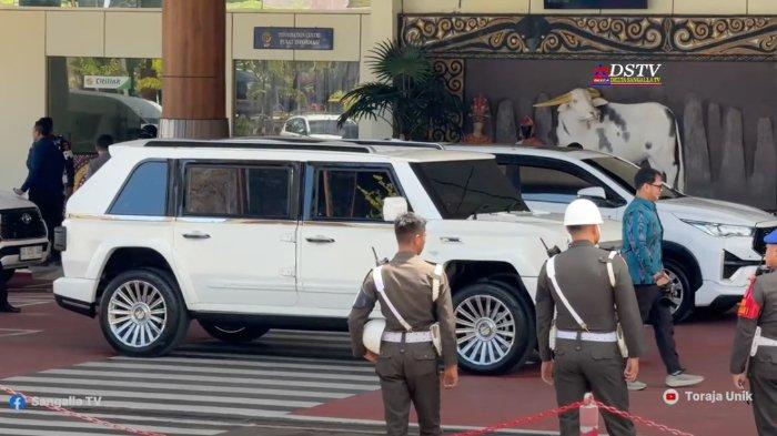 Dua mobil dinas disiapkan untuk Wapres Gibran Rakabuming di Bandara Toraja, Mengkendek, Kabupaten Tana Toraja, Sulawesi Selatan, saat kunjungan kerja di daerah tersebut, Rabu (13/11/2024). Kedua mobil tersebut adalah Toyota Kijang Innova Zenix dan Maung buatan Pindad.