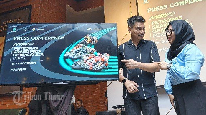 TUR PROMOSI - CEO PETRONAS SIC, Azhan Shafriman Hanif (kiri) menjelaskan program kepada agen travel saat agenda tur di Kota Makassar yang berlangsung di Black Canyon, Jl Hertasning, Jumat (4/7/2025). Tur promosi ini digelar untuk menggaet lebih banyak penggemar balap motor menyaksikan langsung Grand Prix of Malaysia yang bakal digelar pada 24-26 Oktober 2025. TRIBUN TIMUR/SANOVRA JR
