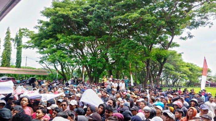 Suasana aksi unjuk rasa Aliansi Nelayan Sinjai di Gedung DPRD Sinjai, Selasa (7/1/2025). Mereka menyuarakan penolakan terhadap penggunaan alat Vessel Monitoring System (VMS) yang dinilai merugikan.