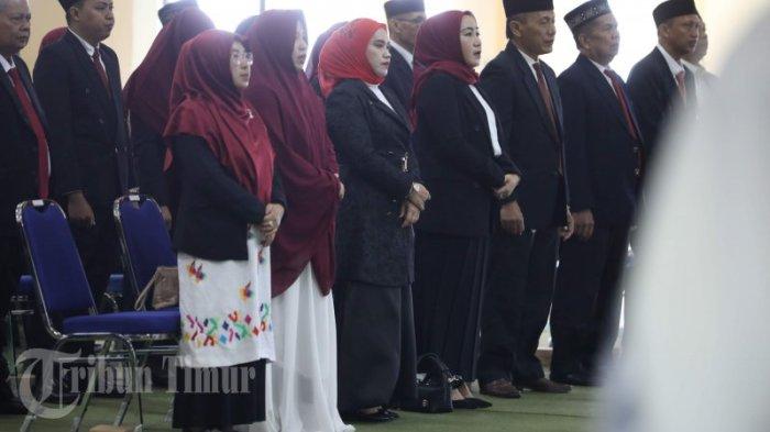 Sejumlah dosen Universitas Megarezky (Unimerz) mengikuti pelantikan pejabat struktural Unimerz yang berlangsung di aula kampus, Jl Antang Raya, Kecamatan Manggala, Makassar, Sabtu (17/2/2024). Sebanyak 85 pejabat struktural Unimerz dilantik dalam rangka untuk meningkatkan kinerja dari para pemangku jabatan.