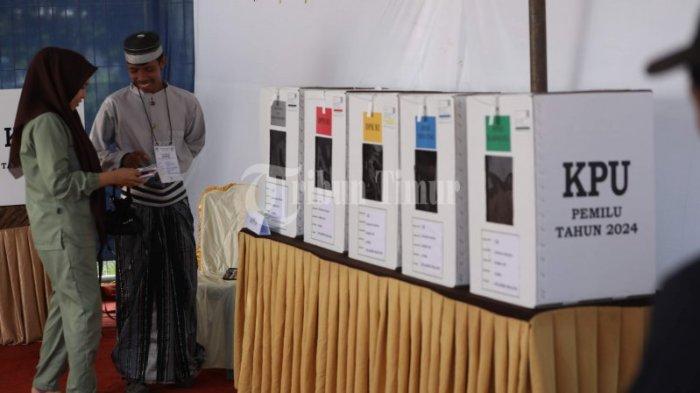 Petugas KPPS menggunakan pakaian adat saat melaksanakan pemungutan suara di TPS 18 Pandang-pandang, Jl Sultan Hasanuddin, Gowa, Rabu (14/2/2024) pagi. Selain menunjukan kearifan lokal, petugas KPPS yang kompak menggunakan baju adat Bugis-Makassar ini bertujuan untuk menarik partisipasi pemilih untuk datang ke TPS pada Pemilu 2024.