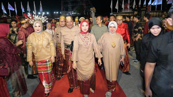 Pj Gubernur Sulsel, Dr Bahtiar Baharuddin bersama istri saat menghadiri HUT ke 416 Kota Makassar, menyampaikan rasa bangga sebagai Bugis Makassar.
