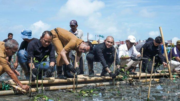 Sebagai bagian dari kepedulian untuk meningkatkan ketahanan lingkungan, Indosat turut memberi bantuan penanaman mangrove berbasis teknologi Internet of Things (IoT) di Desa Bulu Cindea.