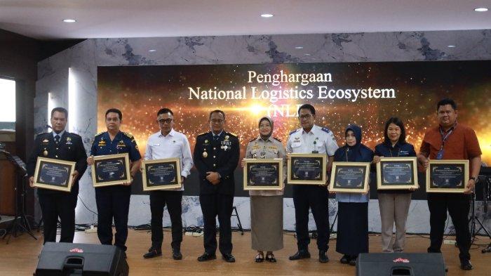 Kantor Imigrasi Kelas I Khusus TPI Makassar meraih penghargaan atas keberhasilan program National Logistic Ecosystem (NLE) di Bandara International Hasanuddin dari Dirjen Bea Cukai