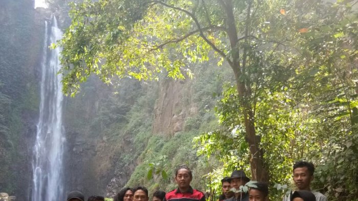 Aksi penanaman pohon pada titik longsor di sekitar Air Terjun Bissappu, Desa Bonto Salluang, Kecamatan Bissappu, Kabupaten Bantaeng, Sulsel, Minggu (10/9/2017).