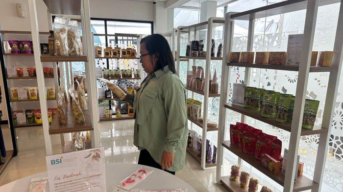 pengunjung melihat aneka produk yang disediakan di BSI UMKM Center Makassar, Rabu (24/7/2024)