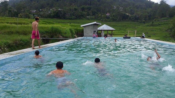 Pengunjung menikmati suasana Kampung Galung, Dusun Pusanti, Desa Barania, Kecamatan Sinjai Barat, Kabupaten Sinjai, Sulawesi Selatan, Sabtu (24/10/2020).
