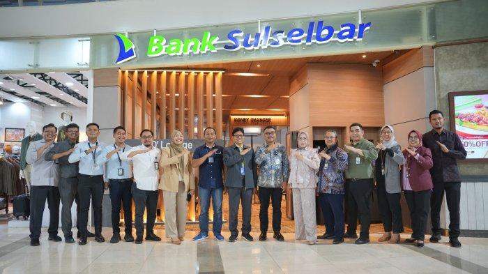 Foto bersama usai peresmian layanan D'Lounge Bank Sulselbar di Bandara Sultan Hasanuddin.
