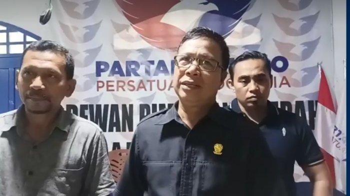 Ketua Partai Perindo Gowa, Makmur menjelaskan Kantor DPD Partai Perindo Jl Tumanurung, Sungguminasa, Kecamatan Somba Opu, Kabupaten Gowa, Sulsel, dibobol maling, Senin (3/7/2023)