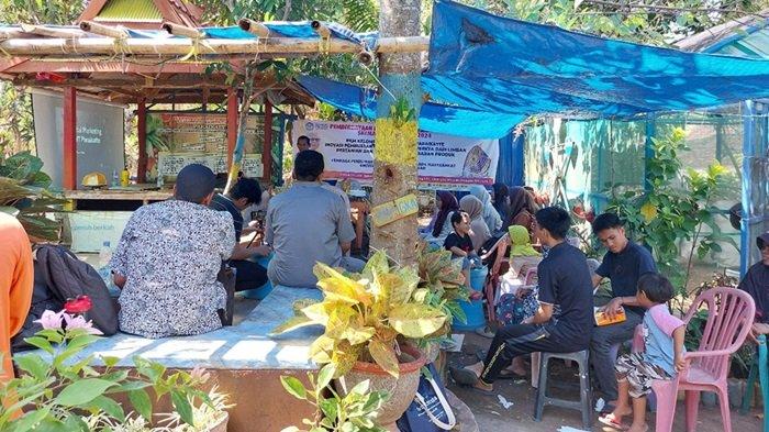 Tim Pemberdayaan Kemitraan Masyarakat (PKM) Universitas Negeri Makassar (UNM) bersama Kelompok Wanita Tani (KWT) Paraikatte Kabupaten Takalar menggelar kegiatan pelatihan dengan di lingkungan Baba, Kelurahan Bontokadatto, Kecamatan Polongbangkeng Selatan, Kabupaten Takalar, Provinsi Sulawesi Selatan.