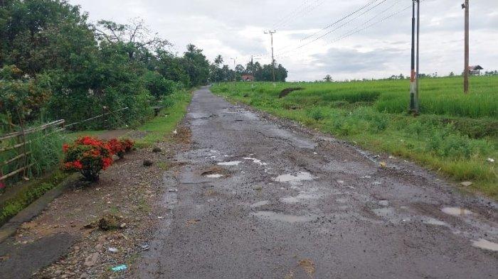 Kondisi poros Palampang-Palangisang, Kabupaten Bulukumba, Sulawesi Selatan rusak parah, Selasa (26/3/2024). Jalan ini menghubungkan dua kecamatan.
