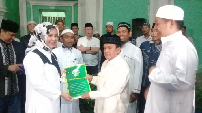 Ketua DPC PPP Sidrap, H Raufong Dalle, menyerahkan rekomendasi Cabup kepada Fatmawati Rusdi di pelataran Masjid Agung Sidrap, pada Jumat (9/6/2017) lalu.