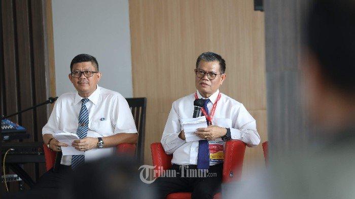 Rektor UNM. Prof Husain Syam (kanan) didampingi Wakil Rektor (WR) I Bidang Akademik UNM, Prof Hasnawi Haris (kiri) memberikan penjelasan kepada wartawan tentang Pelaksanaan Ujian Tulis Berbasis Komputer (UTBK) Seleksi Nasional Berdasarkan Tes (SNBT) Gelombang 1 dan 2 yang berlangsung di Gedung Phinisi UNM, Lt 17, Makassar, Rabu (15/05/2024). Proses seleksi UTBK di kantor pusat 712 UNM diikuti sebanyak 13.958 peserta secara keseluruhan yang dibagi menjadi dua gelombang. Untuk gelombang pertama dilaksanakan pada 30 April hingga 7 Mei diikuti 11.413 peserta. Sedangkan, gelombang kedua, pada 14-15 Mei 2024 diikuti oleh 2.545 orang.