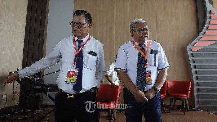 Rektor UNM. Prof Husain Syam (kanan) didampingi Prof Karta Jayadi (kiri) saat acara Konferensi pers yang berlangsung di Gedung Phinisi UNM, Lt 17, Makassar, Rabu (15/05/2024). Dalam acara tersebut Prof Husain Syam mulai memperkenalkan Prof Karta Jayadi sebagai rektor terpilih Univeristas Negeri Makassar ( UNM) periode 2024-2028. Dihadapan Mahasiswa program Doktoral yang berasal dari Insan Cendekia Madani (ICM) Serpong Tangerang, yang turut hadir dan akan menyelesaikan pendidikannya dan akan menjalani Wisuda.