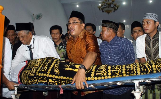 Wali Kota Makassar, Dr Ilham Arief Sirajuddin turut serta melayat di rumah duka Mantan Rektor Universitas Negeri Makassar (UNM), almarhum Prof Dr Idris Arief MS di Jl Hati Senang, sabtu (22/6/2013). Prof Idris meninggal dunia di usia 71 tahun di Rumah Sakit Awal Bros, Makassar.