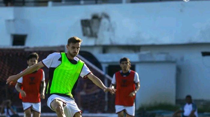 Striker anyar PSM Makassar, Nermin Haljeta saat game internal di Stadion Kalegowa, Kabupaten Gowa, Sabtu (6/7/2024).