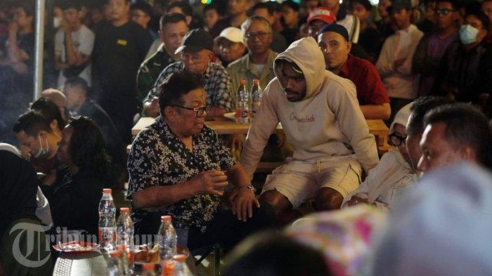 Pendiri Bosowa, Aksa Mahmud (kiri) bersama pemain PSM, Yakob Sayuri (kanan) berbincang disela nonton bareng di Pantai Indah Bosowa di Jl Metro Tanjung Bunga, Kamis (21/9/23). Mereka hadir menyaksikan laga Hai Phong vs PSM Makassar. Acara nonton bareng ini gelar antara kolaborasi Pantai Indah Bosowa bersama Honda.