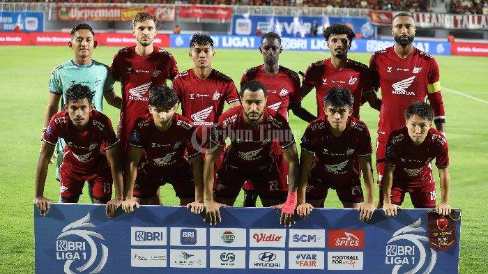 PSM KALAH - Sejumlah pemain PSM Makassar berfoto bersama sebelum babak pertama melawan Bali United pada pertandingan BRI Liga 1 2024/2025 yang berlangsung di Stadion Gelora BJ Habibie Parepare, Sulsel, Jumat (25/4/2025). Bali United mengalahkan tuan rumah PSM Makassar dengan skor 1-0.