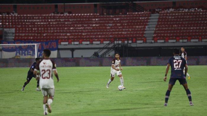 Pemain PSM Makassar M Arfan yang siap menerima bola dalam pengawalan pemain Arema Fc di Stadion I Wayan Dipta, Bali, Kamis (25/4/2024).