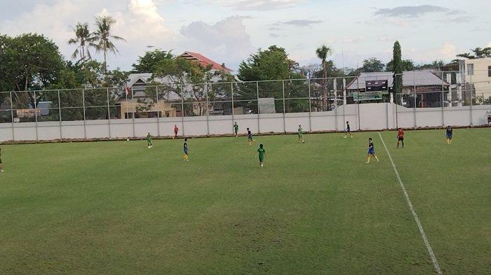 PSM Makassar melangsungkan pertandingan uji coba di Lapangan Kalegowa, Kabupaten Gowa, Selasa (13/2/2023).sore.