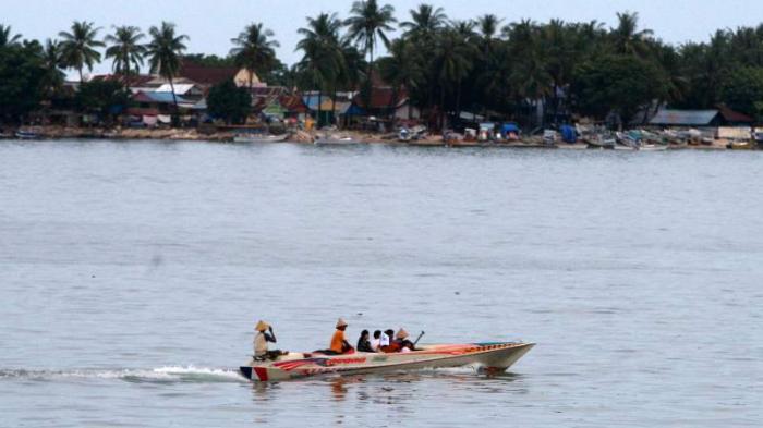 Perahu motor melintasi laut menuju Pulau Lae Lae, Makassar, Selasa (3/6/2014). Perahu motor menjadi transportasi utama penduduk Lae Lae untuk menyeberang ke Kota Makassar. TRIBUN TIMUR/SANOVRA JR