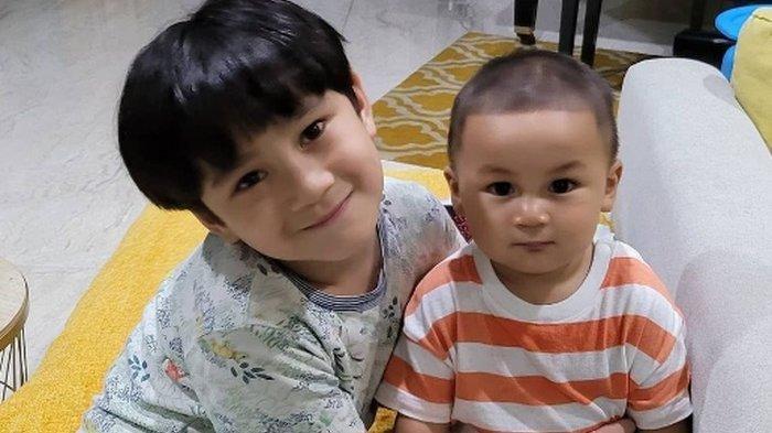 Rafathar dan Kiano adalah dua anak Artis papan atas di Indonesia.