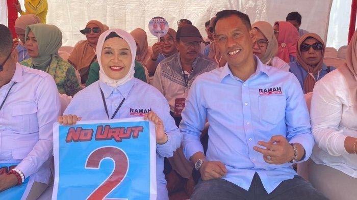 Pasangan calon Bupati dan Wakil Bupati Sinjai Ratnawati Arif - Andi Mahyanto Mazda, memperlihatkan nomor urut 2 seusai pengundian dan penetapan nomor urut di Kantor KPU Sinjai, Senin (23/9/2024). Ratnawati Arif mengukir sejarah dengan menjadi perempuan pertama raih suara tertinggi di Pilkada.
