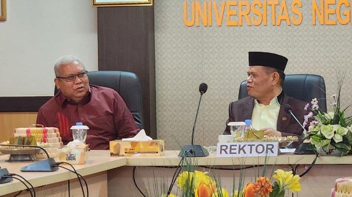 Momen Prof Husain Syam dan Rektor UNM Terpilih Periode 2024-2028 Prof Karta Jayadi duduk berdampingan di Ruang Rapat Rektor UNM, Gedung Pinisi, Jl AP Pettarani Makassar, Selasa (7/5/2024) siang.