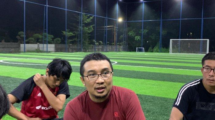 Direktur Utama PSM Makassar Sadikin Aksa saat menjelaskan komposisi pemain PSM di musim depan di Lapangan Minisoccer Sekolah Alam Bosowa, Senin (6/5/2024).