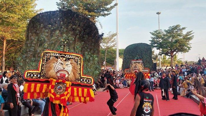 Suasana penampilan Reog Ponorogo dalam acara Maulid Nabi Muhammad SAW dan Temu Kangen Paguyuban Jawa di Anjungan Pantai Losari Makassar, Jl Penghibur Makassar, Rabu (18/9/2024) sore.